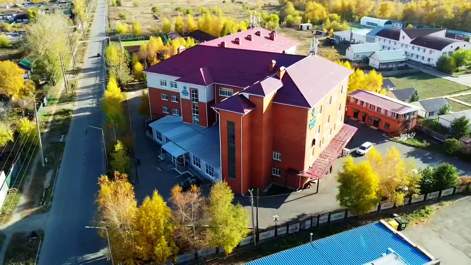 Санаторий с высоты среди осенних деревьев